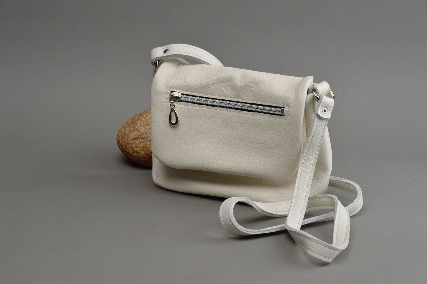 Weiße Tasche mit langem Riemen aus Leder stilvoll künstlerische Handarbeit foto 1