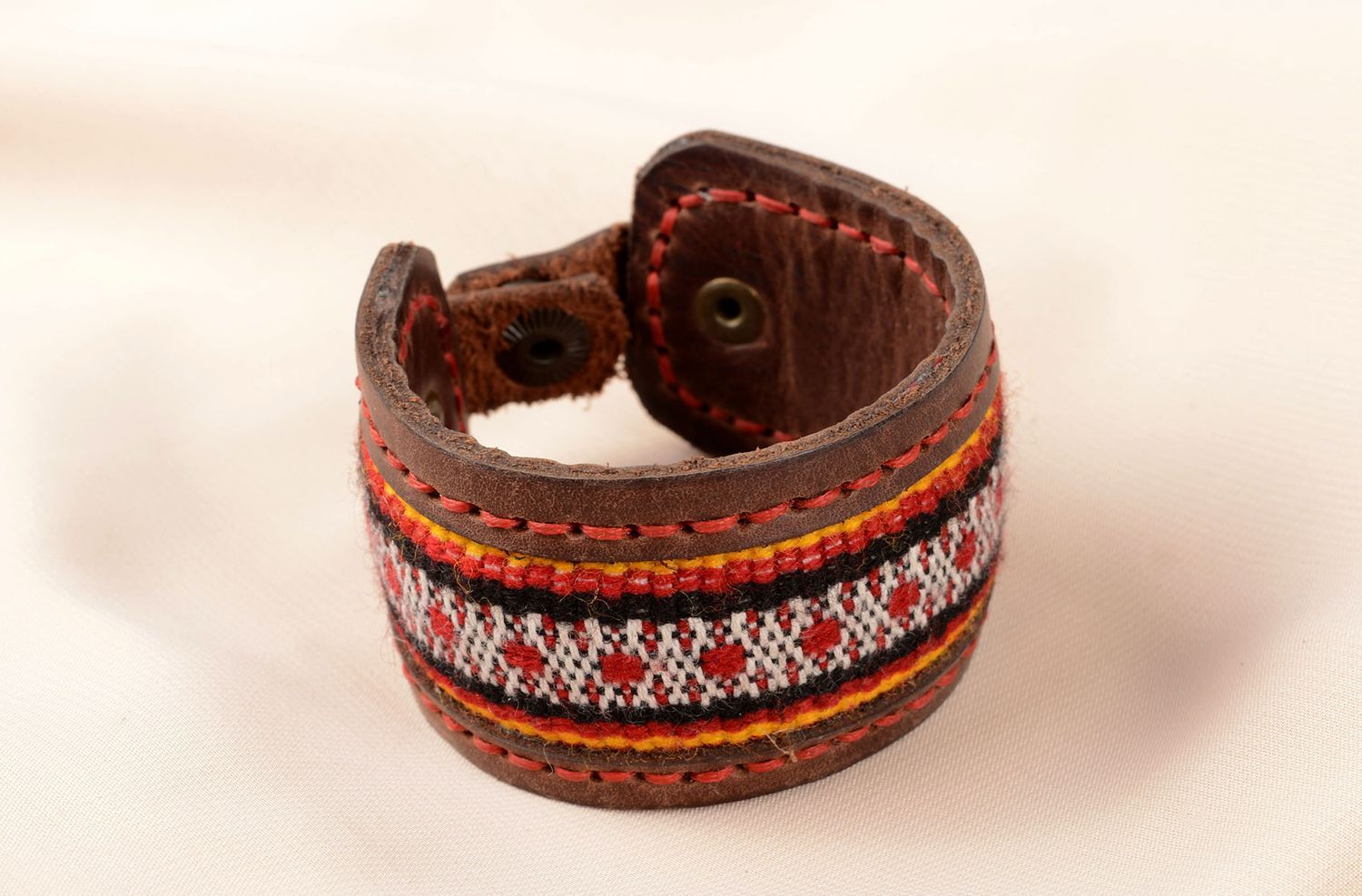 Bracelet ethnique Bijou fait main en cuir avec broderie Cadeau insolite photo 5