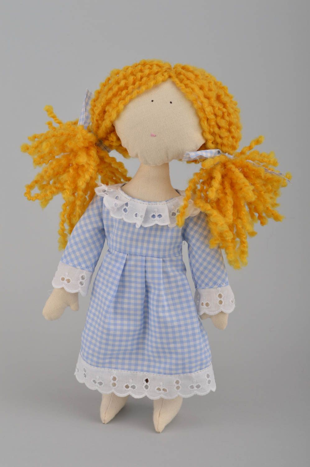 Lustige schöne künstlerische Puppe aus Stoff im Kleid für Dekor Handarbeit foto 2