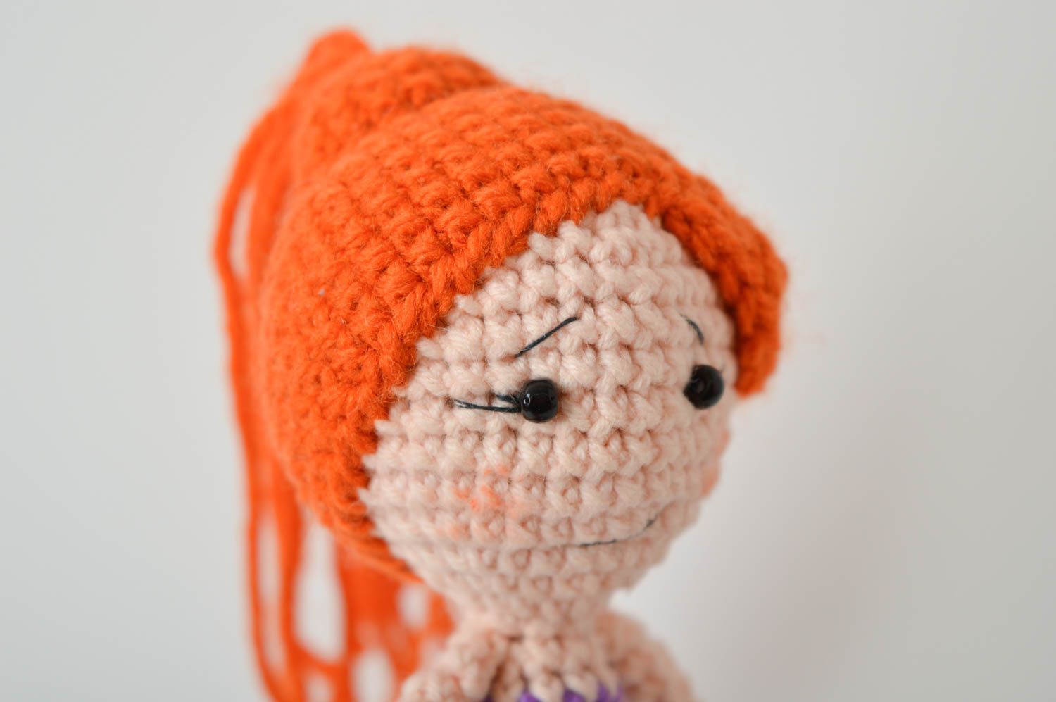 Мягкая игрушка кукла ручной работы рыжая девочка кукла крючком в лиловом платье фото 3