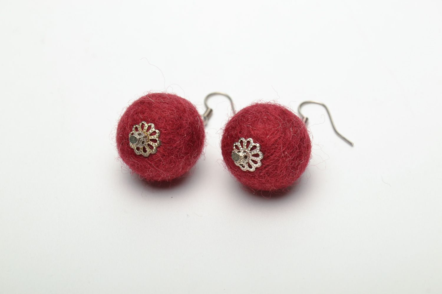 Boucles d'oreilles boules en laine feutrée rouge foncé faites main photo 3