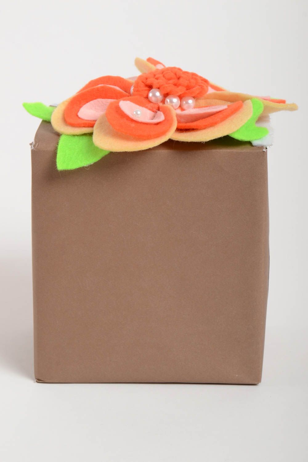Подарочная коробка из картона ручной работы с цветами из фетра небольшая фото 2