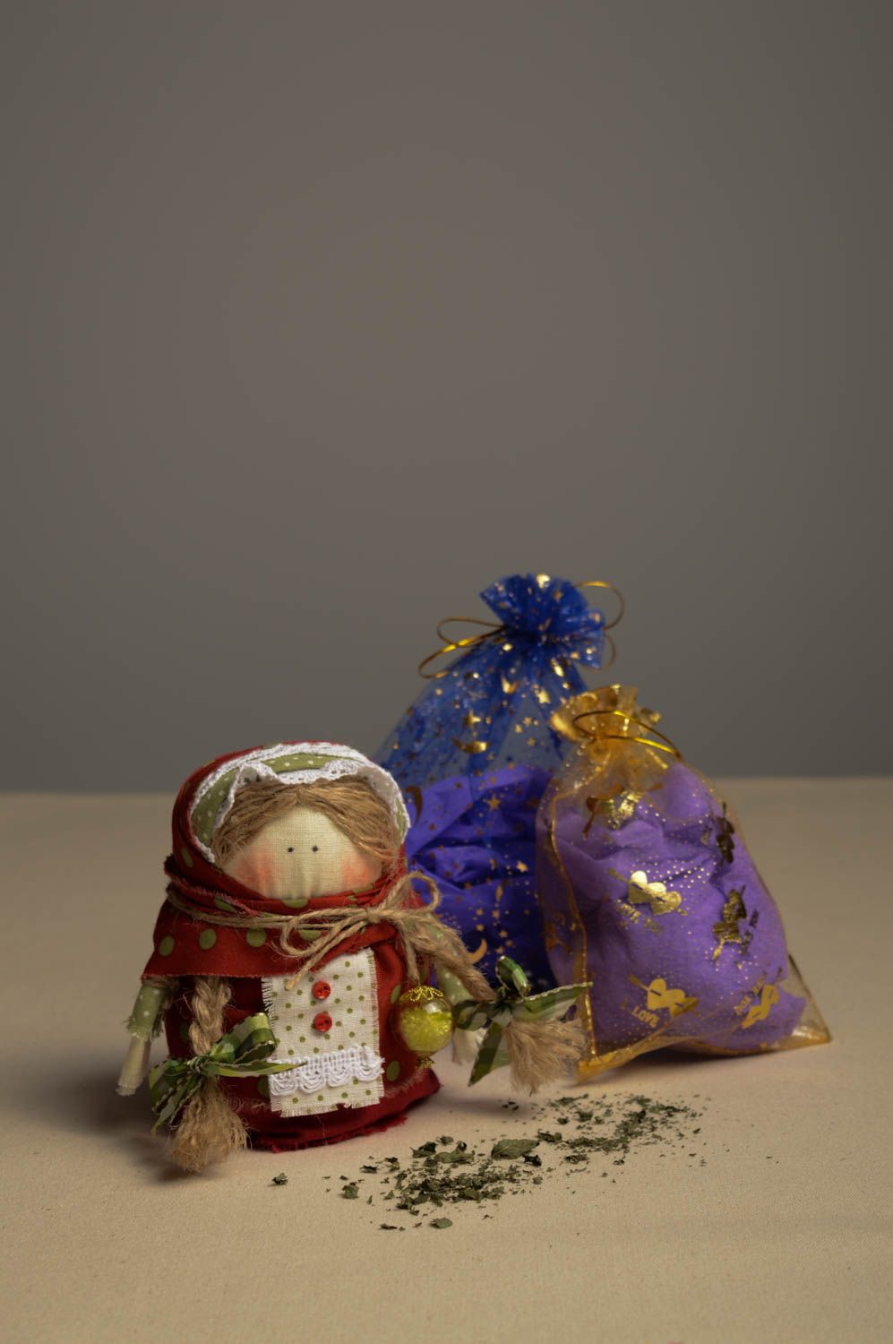 Muñeca de trapo con granos hecha a mano amuleto de protección decoración de casa foto 1