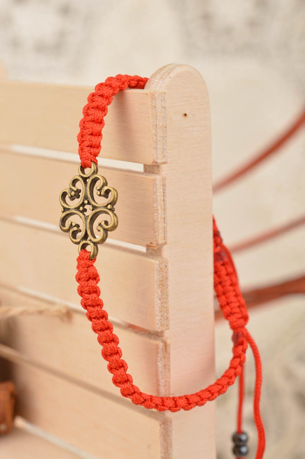 Красный браслет из шелковых ниток плетеный со вставкой ручной работы авторский фото 1
