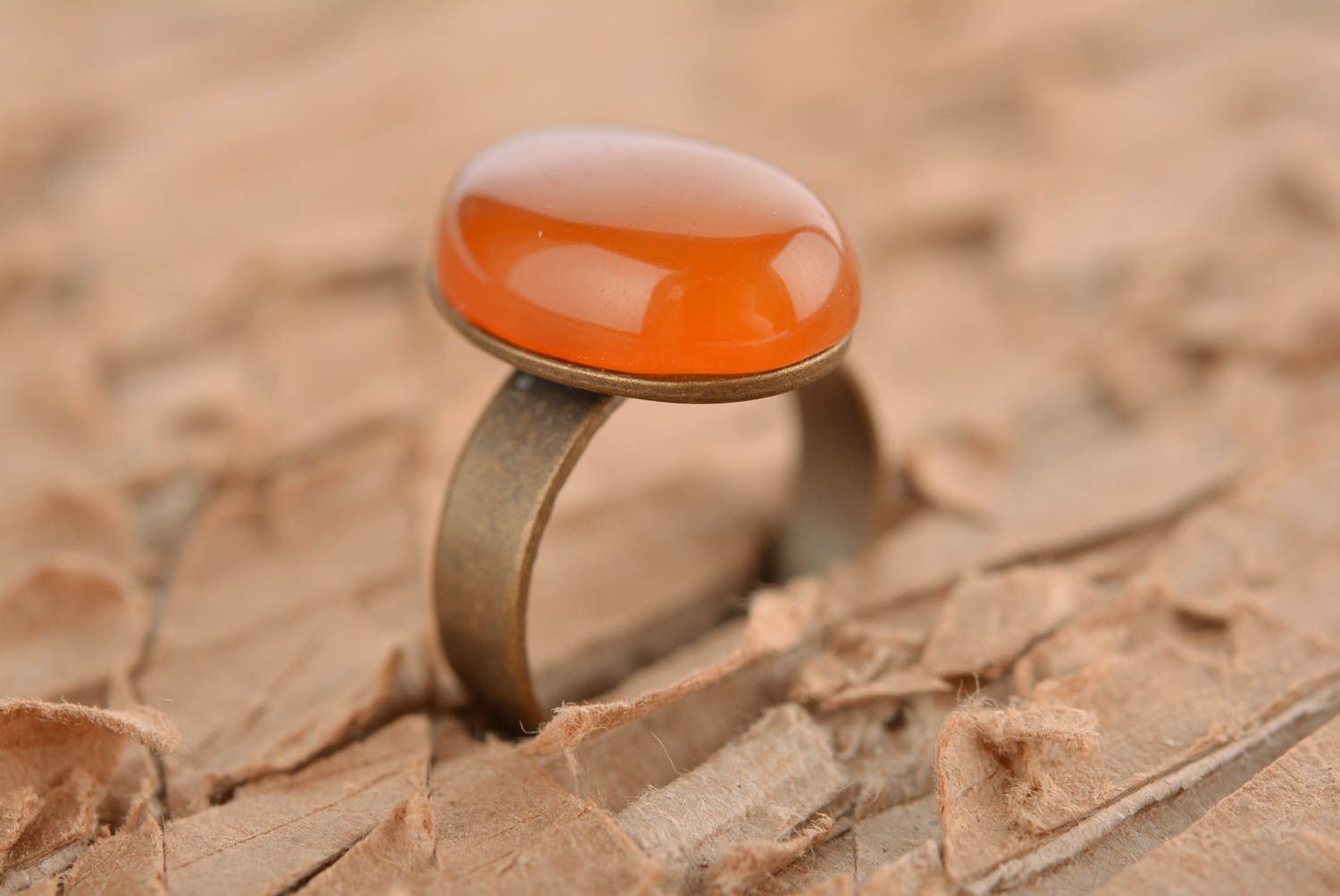 Кольцо ручной работы кольцо с камнем янтарного цвета металлическое украшение фото 1