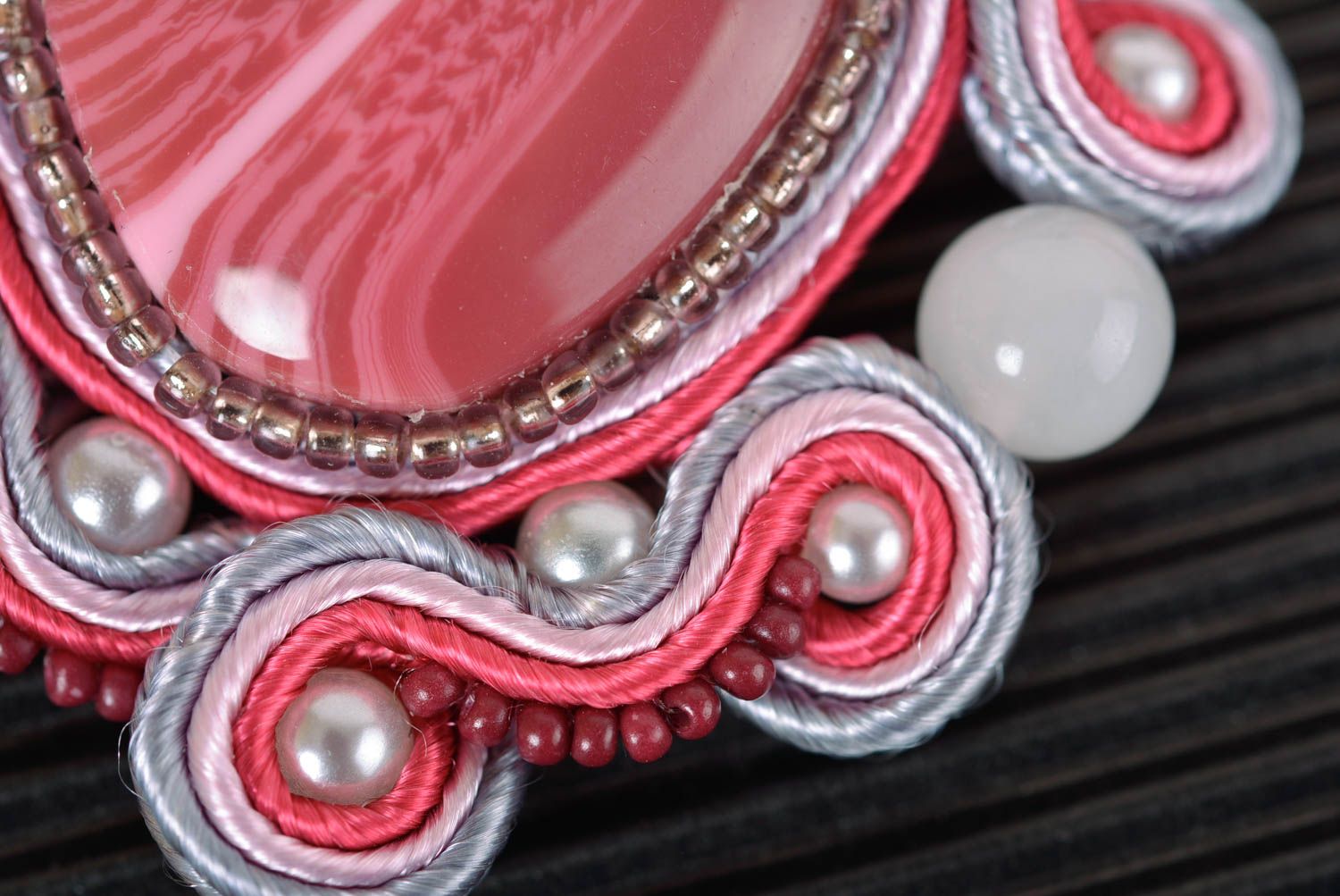 Pendentif design Bijoux fait main Accessoire femme avec quartz rose soutache photo 3