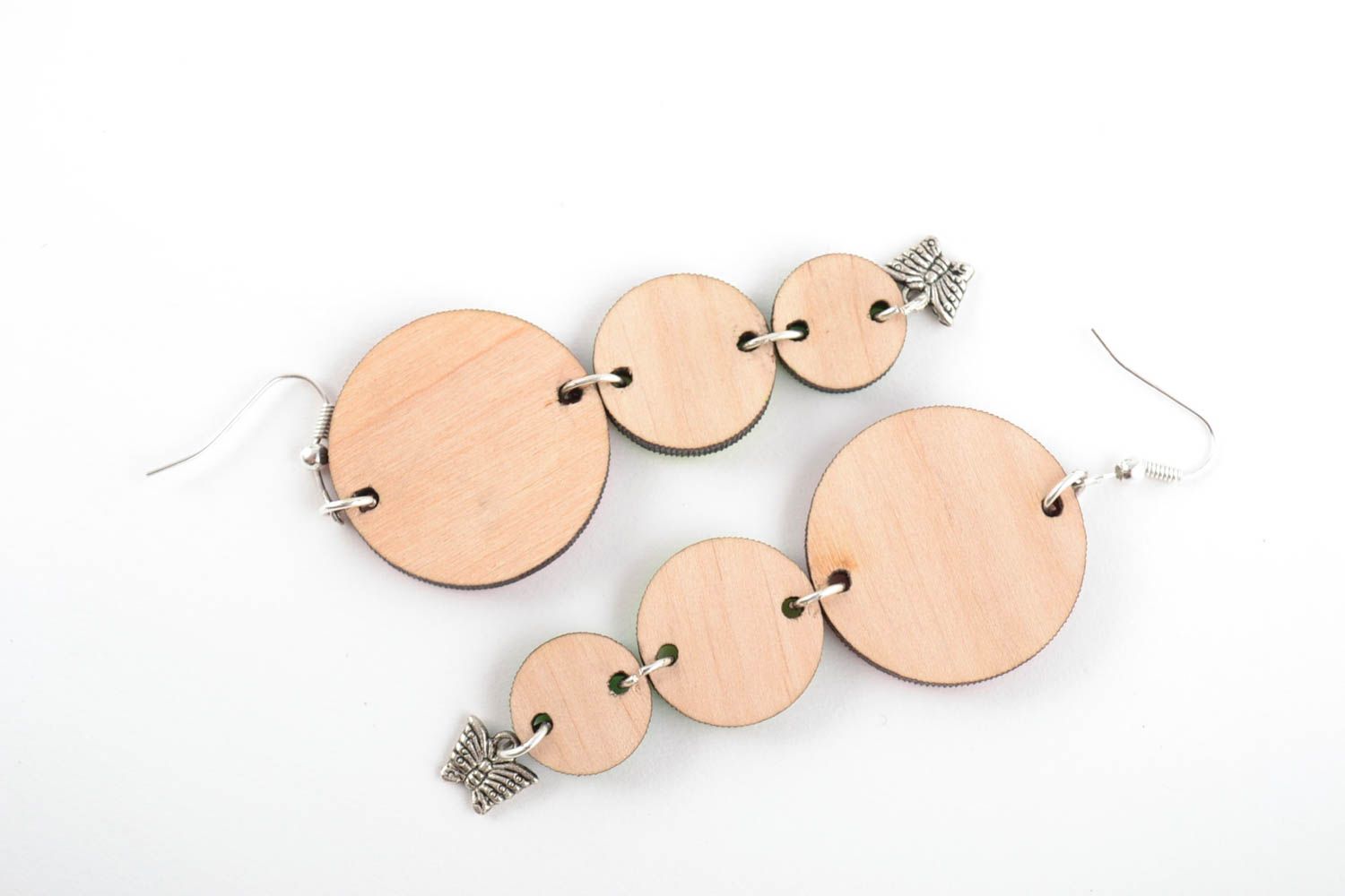 Grelle bunte Ohrringe aus Holz mit Epoxidharz bedeckt handmade Schmuck  foto 3
