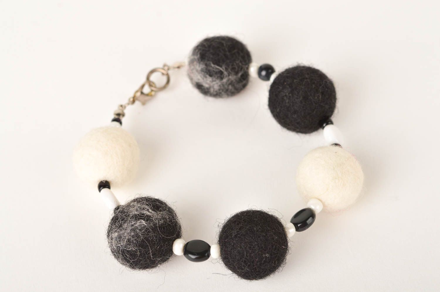 Bracelet en laine feutrée Bijou fait main boules noir et blanc Cadeau femme photo 3