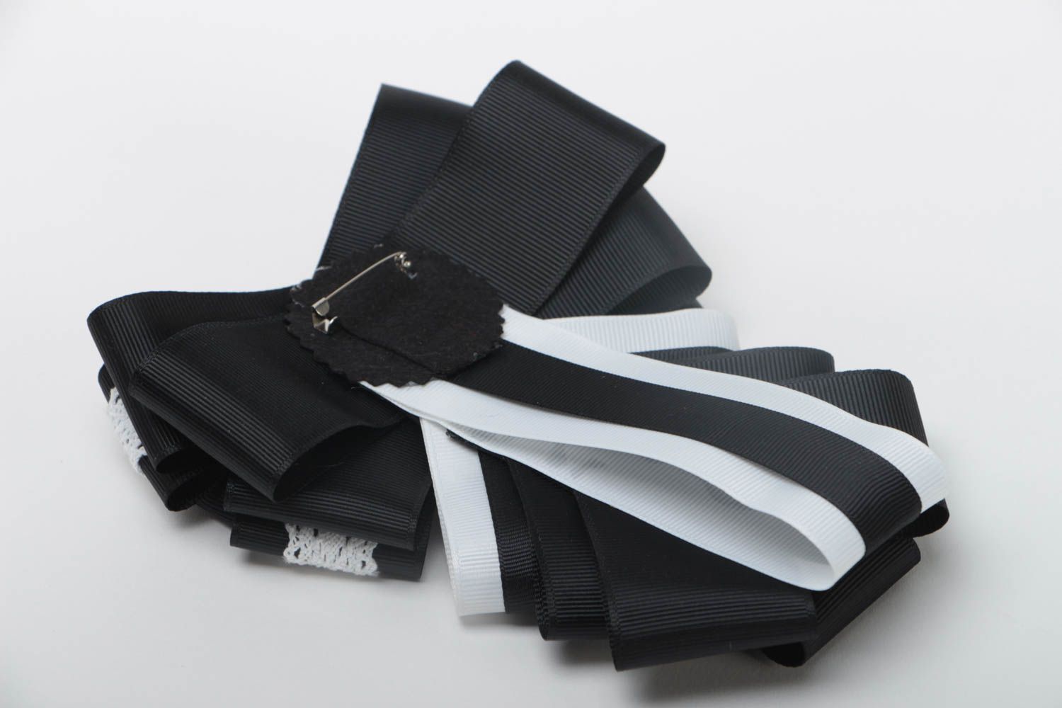 Grande broche jabot avec noeud noir blanc en reps et dentelle faite main photo 4