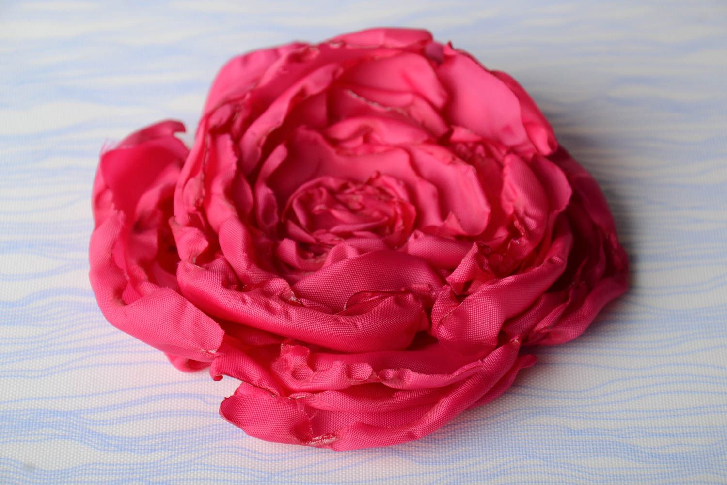 Broche fleur riche Bijou fait main Accessoire femme en rubans roses photo 1