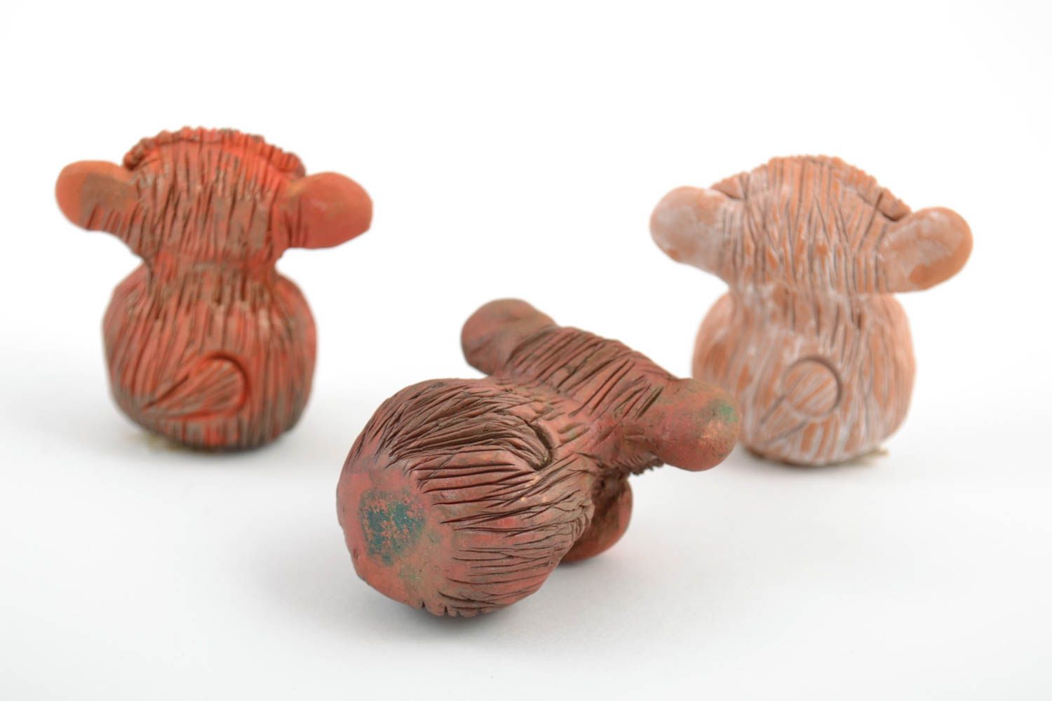 Petites figurines en céramique brunes faites main originales trois singes photo 3