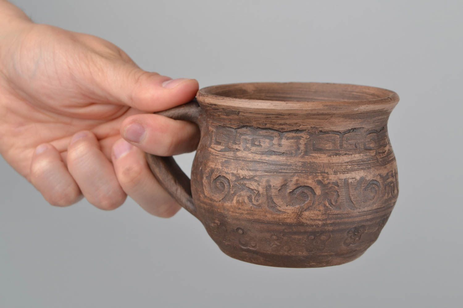 Глиняная чашка большая в этническом стиле ручной работы объемом 400 мл фото 2
