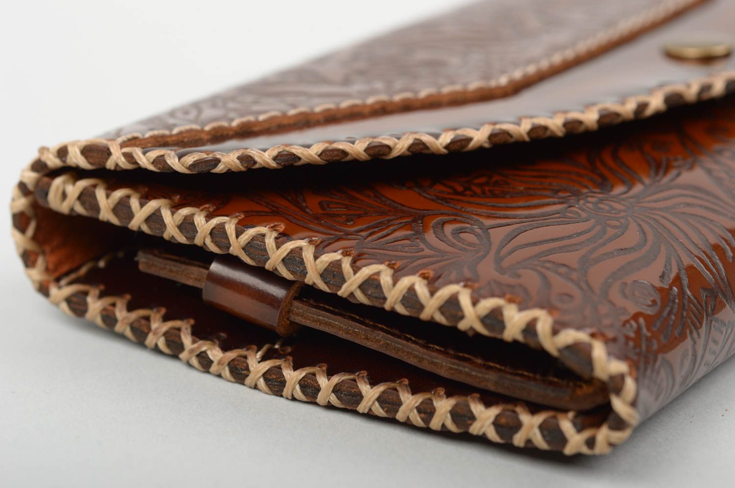 Schönes modisches braunes handgemachtes Portemonnaie aus Leder mit Mustern foto 4