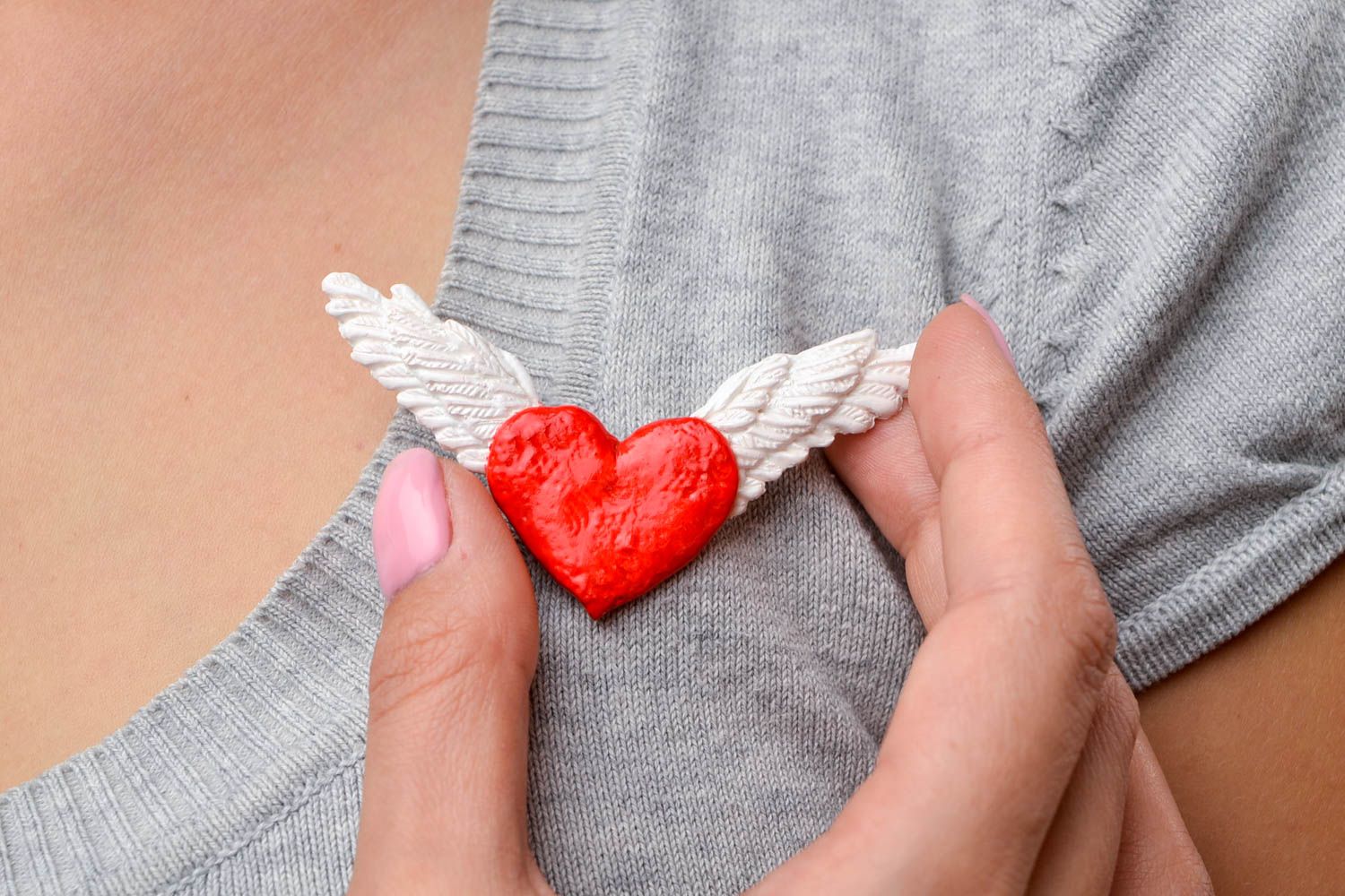 Broche de arcilla polimérica broche artesanal regalo original corazón con alas foto 2