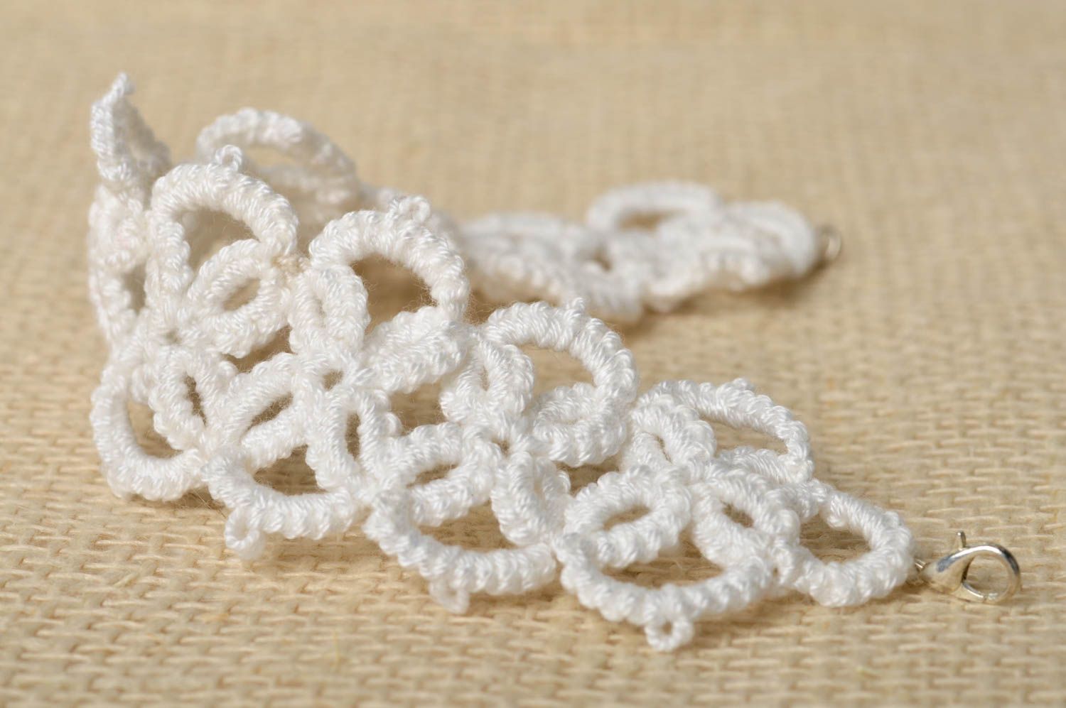 Bracelet textile Bijou fait main au crochet blanc Accessoire femme design photo 3