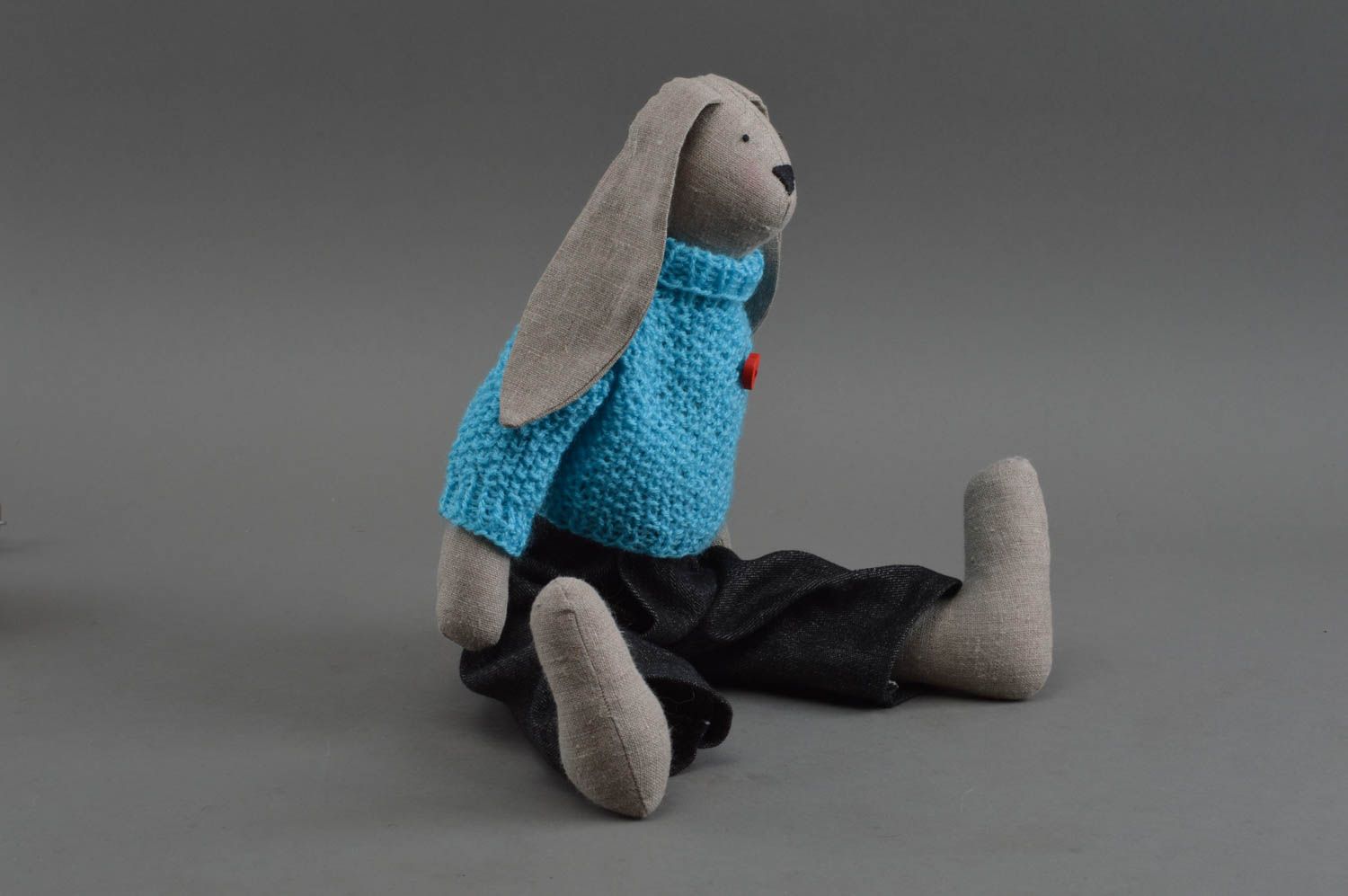Petite peluche lapin en lin en pull bleu fait main pour enfant et décoration photo 3