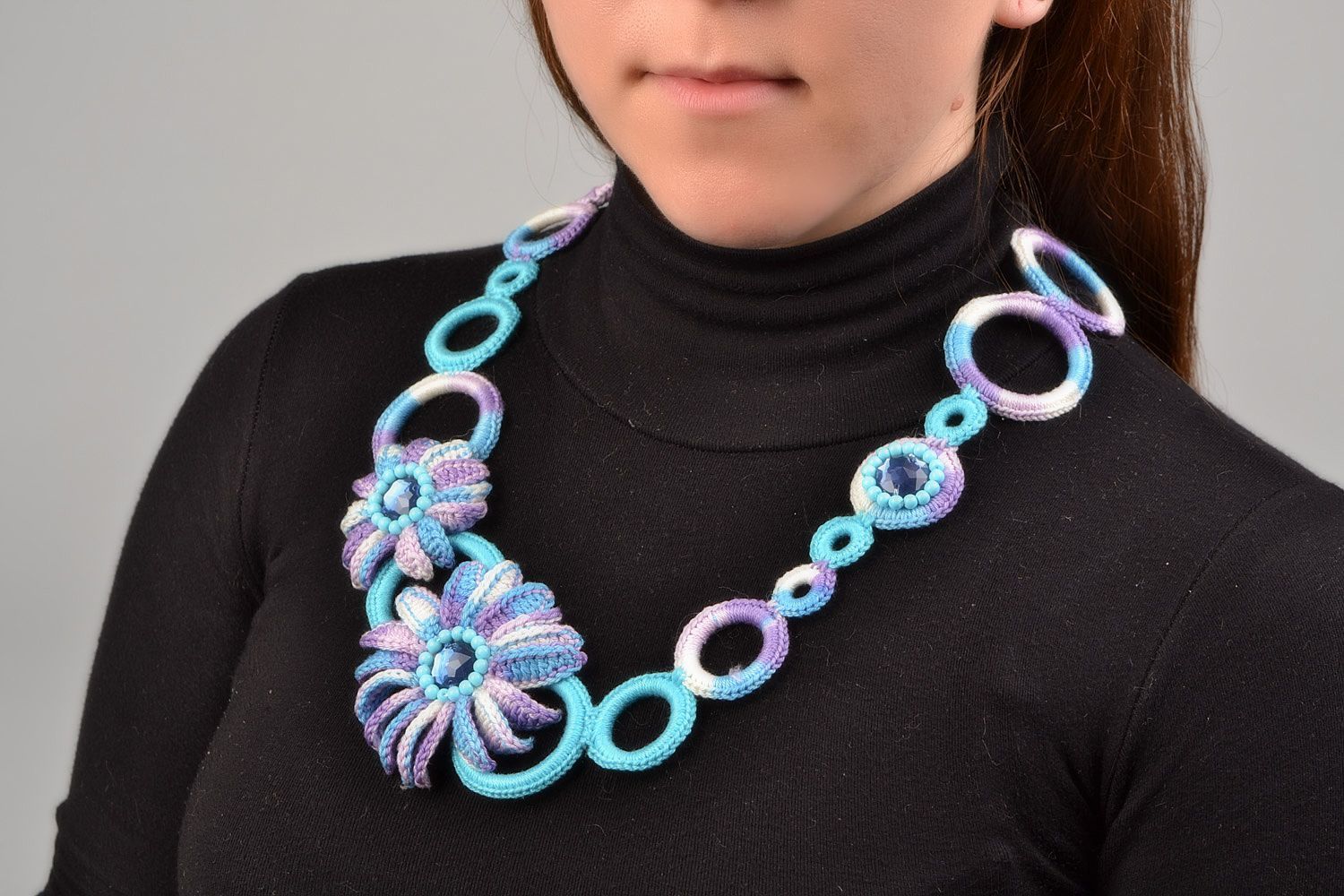 Collar de hilos trenzado artesanal con anillos multicolores con flores foto 1