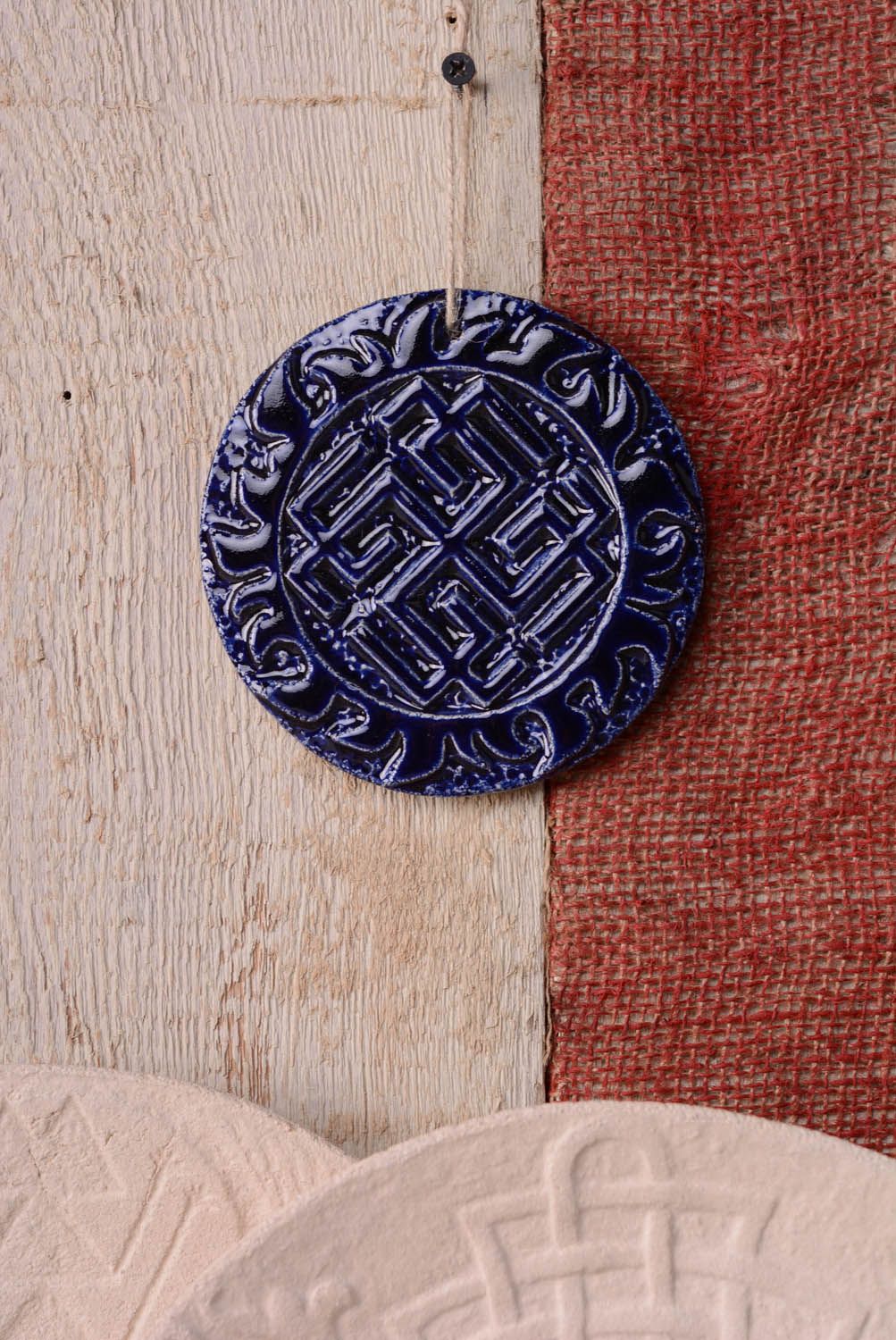 Pingente talismã artesanal de interior de cerâmica para a decoração da casa Svarozhich foto 3