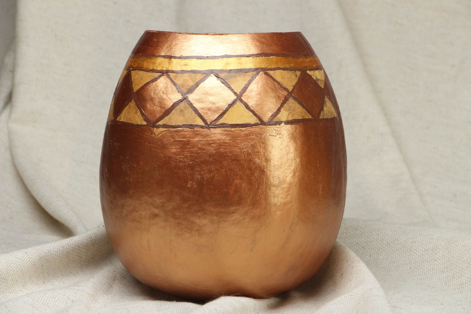 9 inches tall 7,5 inches wide bronze color vase made of pumpkin 0,5 lb photo 1