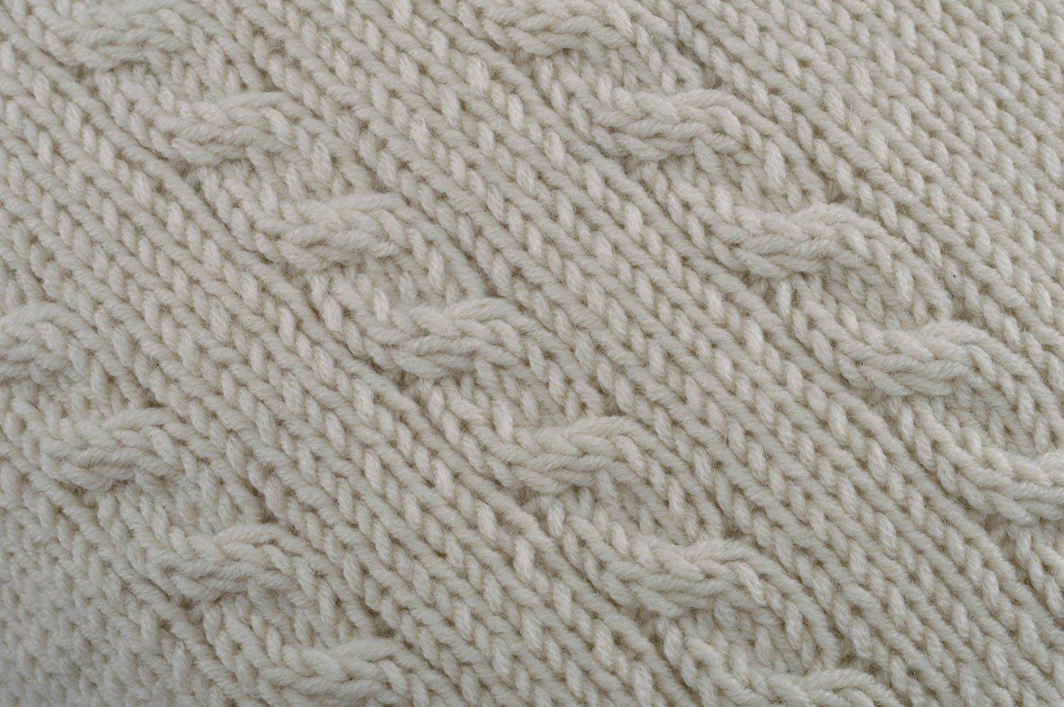 Coussin tricoté en fils acryliques et de laine gris clair fait main avec boutons photo 3