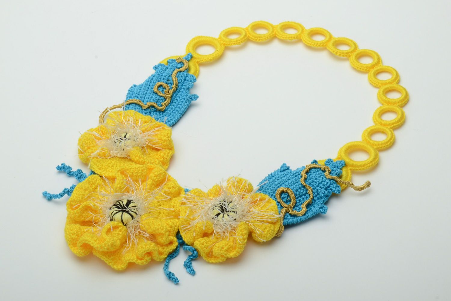 Gros collier tricoté au crochet design avec fleurs fait main jaune bleu  photo 2