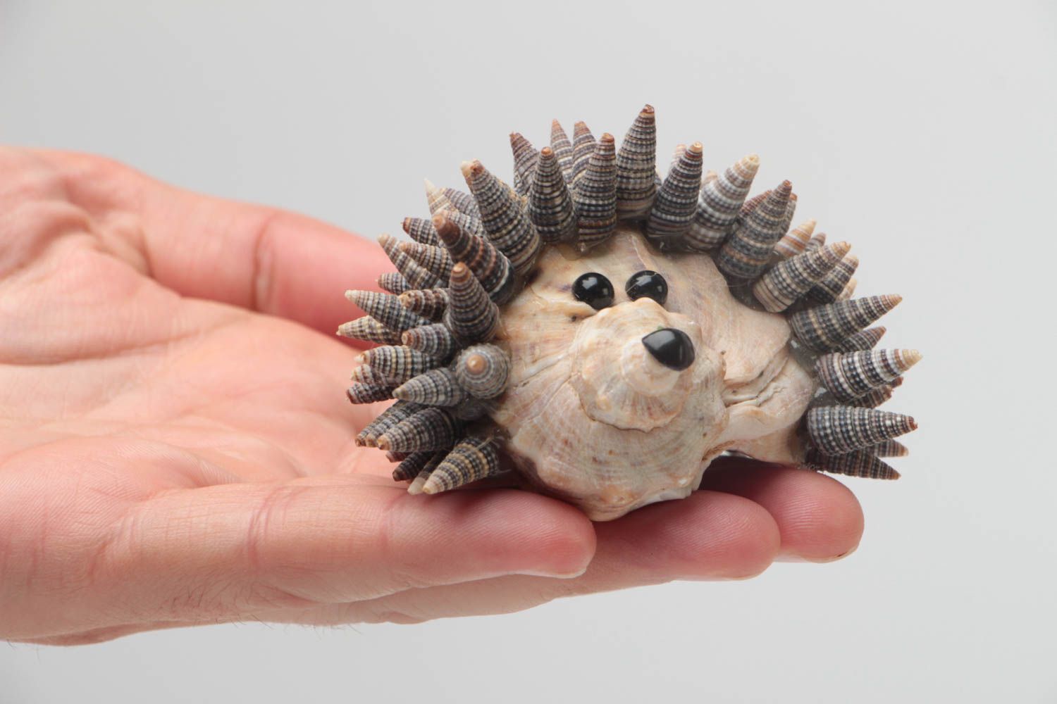 Статуэтка ежика ручной работы из морских ракушек оригинальный настольный декор фото 5