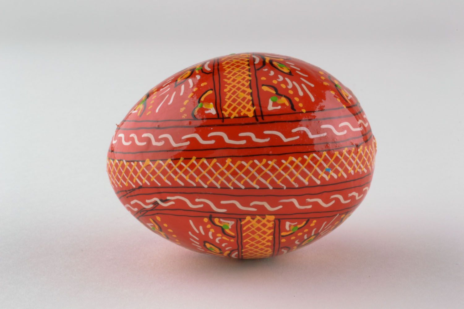 Huevo de Pascua decorado con ornamento foto 3