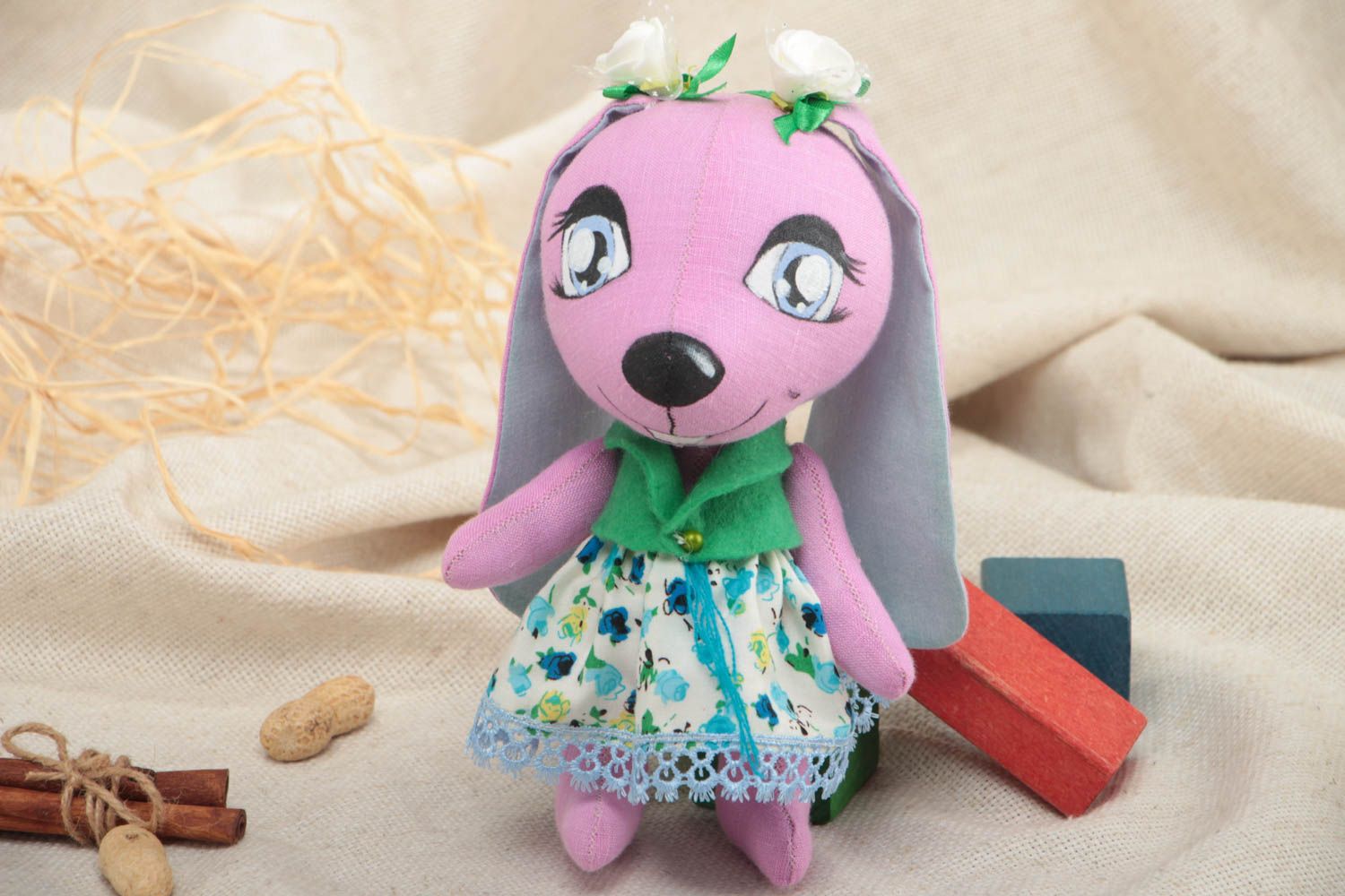 Handgemachtes Kuscheltier Hase aus Stoff in Rosa mit Acrylfarben bemalt schön foto 1