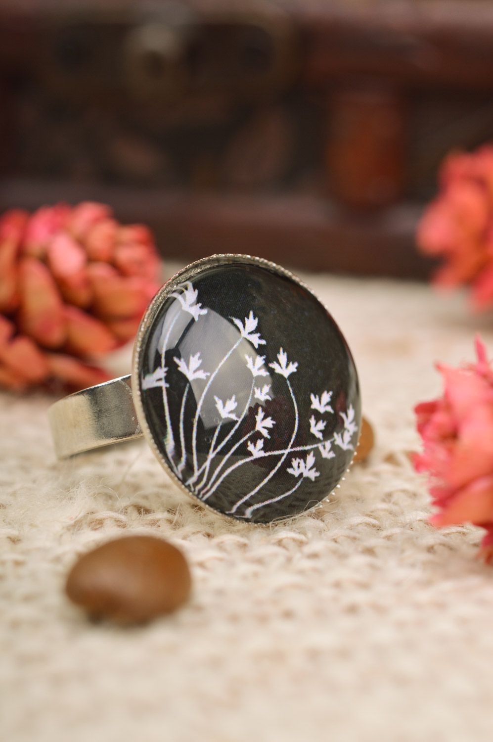 Künstlerischer runder schwarz weißer handmade Ring mit Print für Frauen Blätter  foto 1