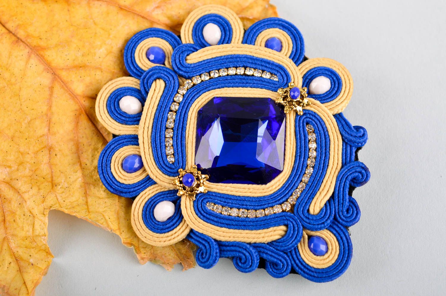 Broche textile Bijou fait main jaune bleu soutache Accessoire femme design photo 1