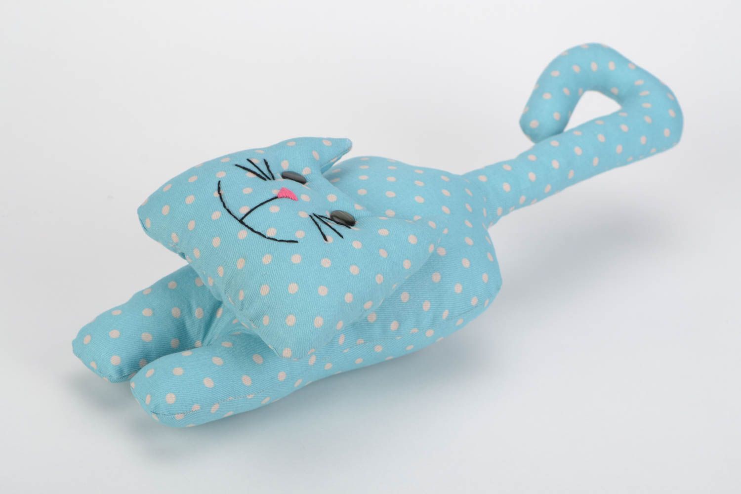 Тряпичная игрушка в виде кота голубая в горошек подвесная большая ручной работы фото 3