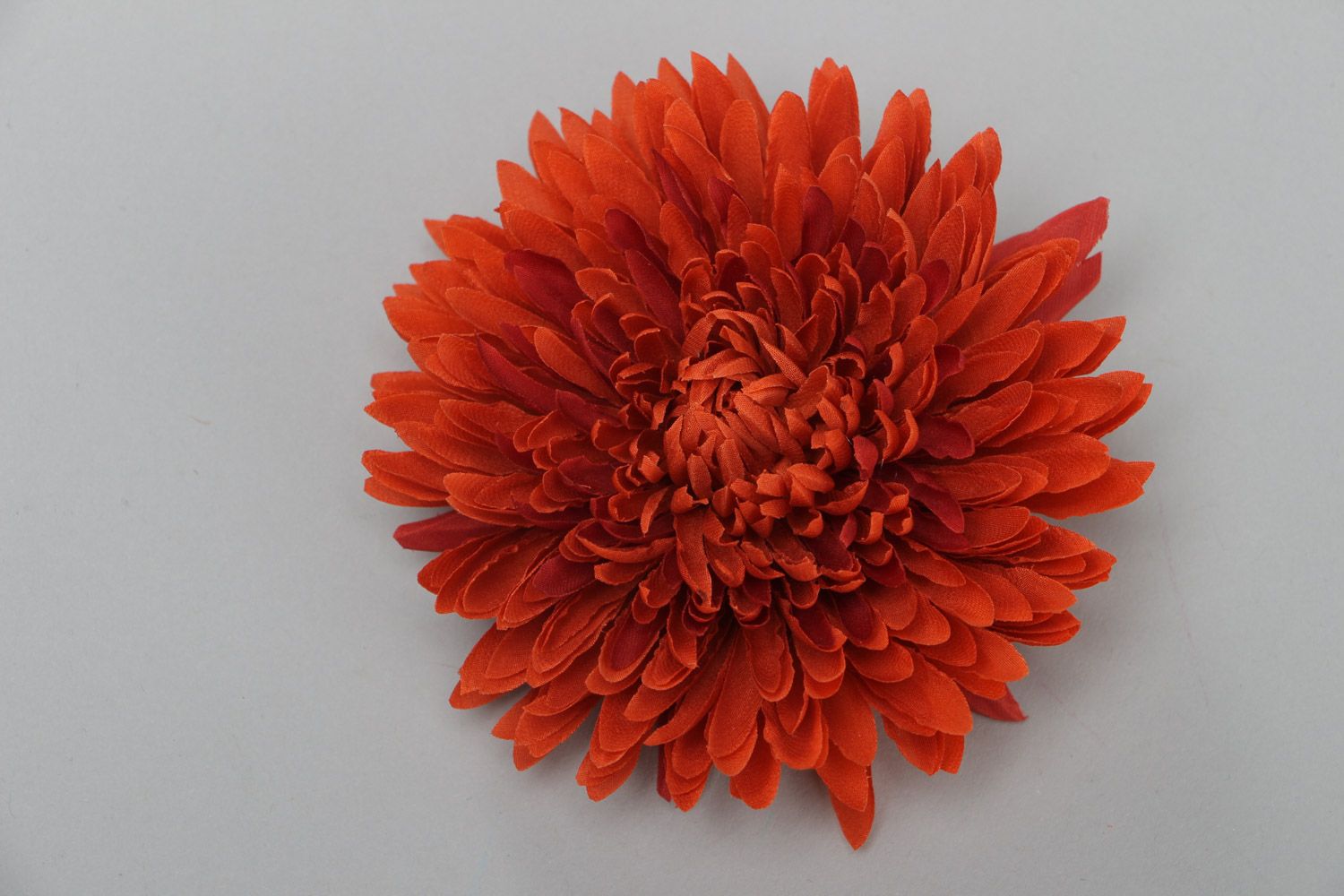Künstlerische stilvolle rote Haarspange Blume handmade in Floristik Technik Chrysantheme foto 2