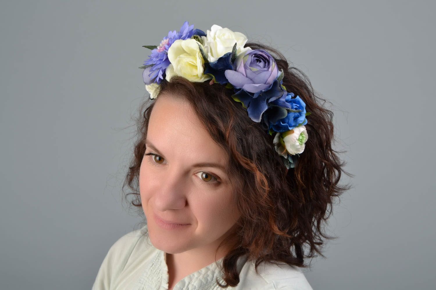 Handmade Haarreif mit Blumen aus Stoff Flockenblumen und Rosen foto 2