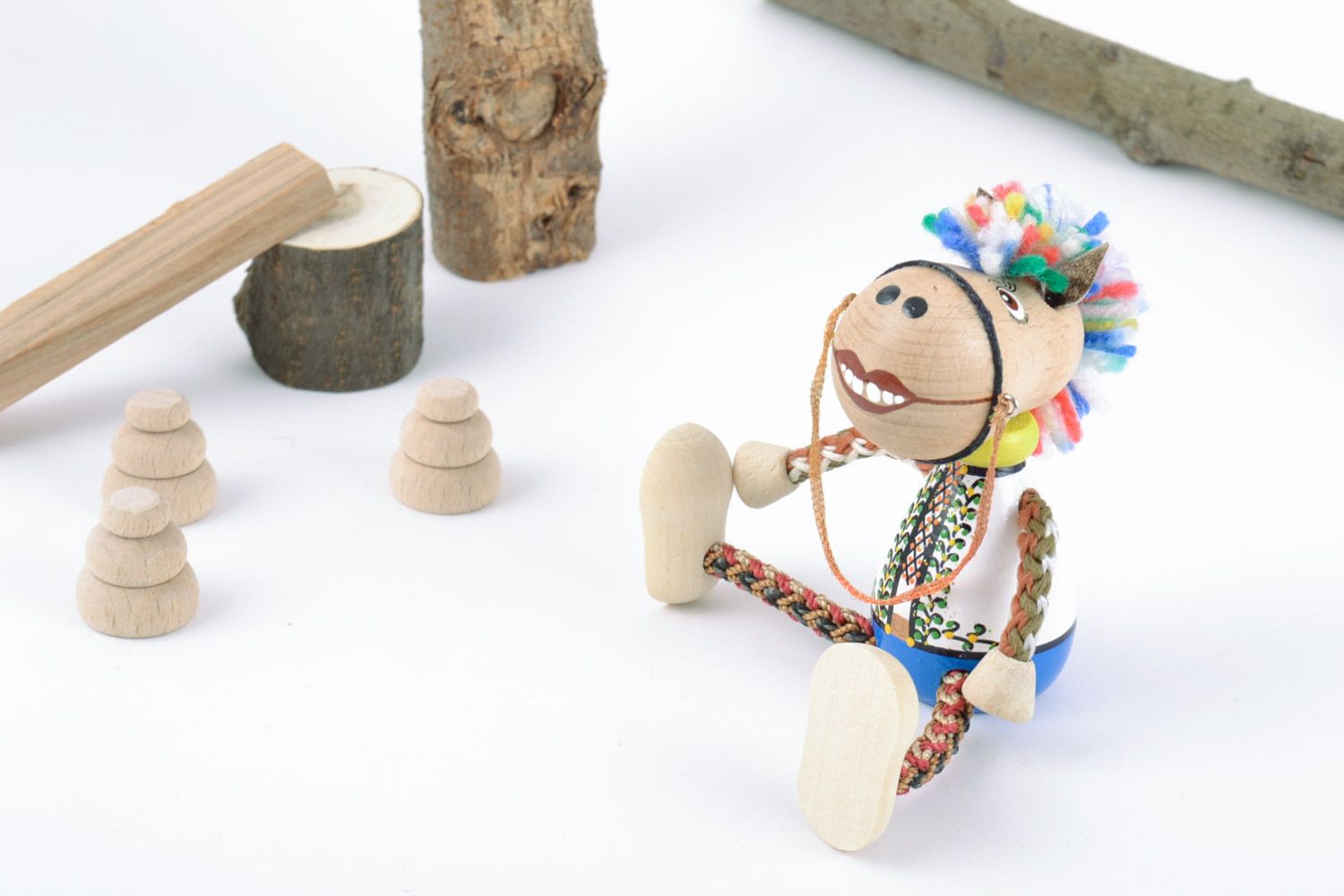Petit jouet Cheval en bois de hêtre peint original écologique fait main photo 1