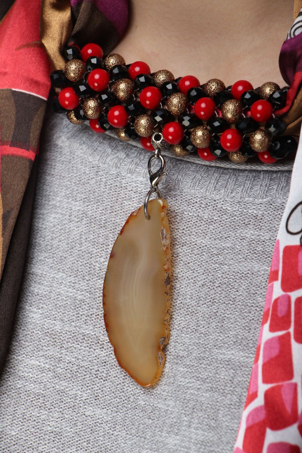 Pañuelo de seda de mujer con coral y cristal foto 2
