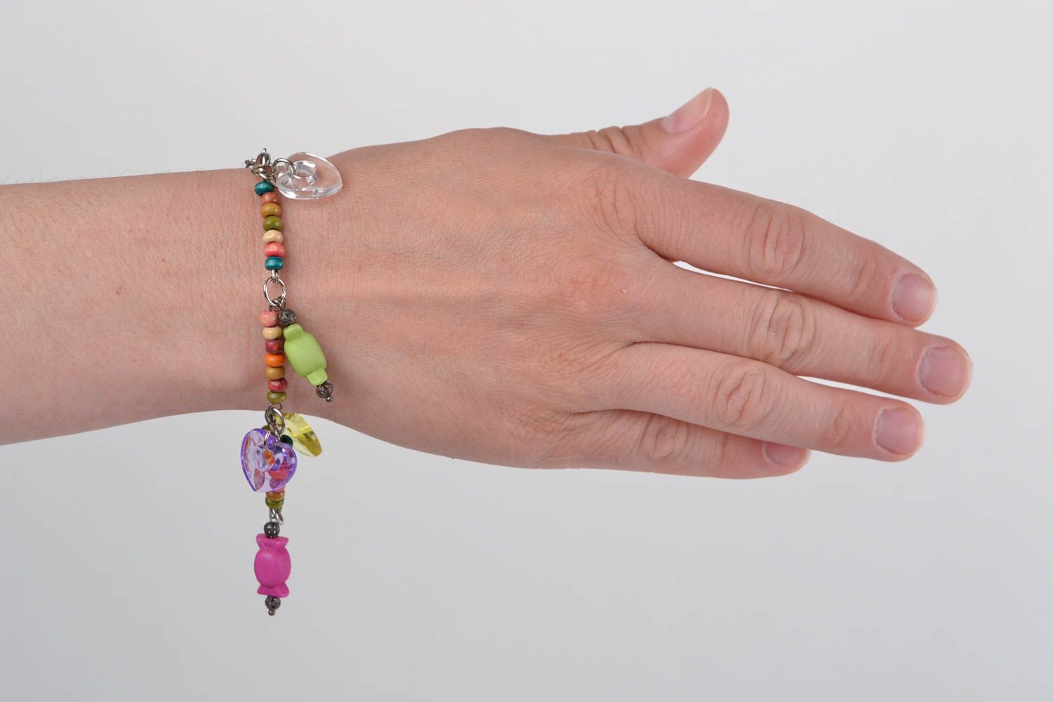 Bracelet en perles acryliques et de bois fait main avec pendentifs original photo 1