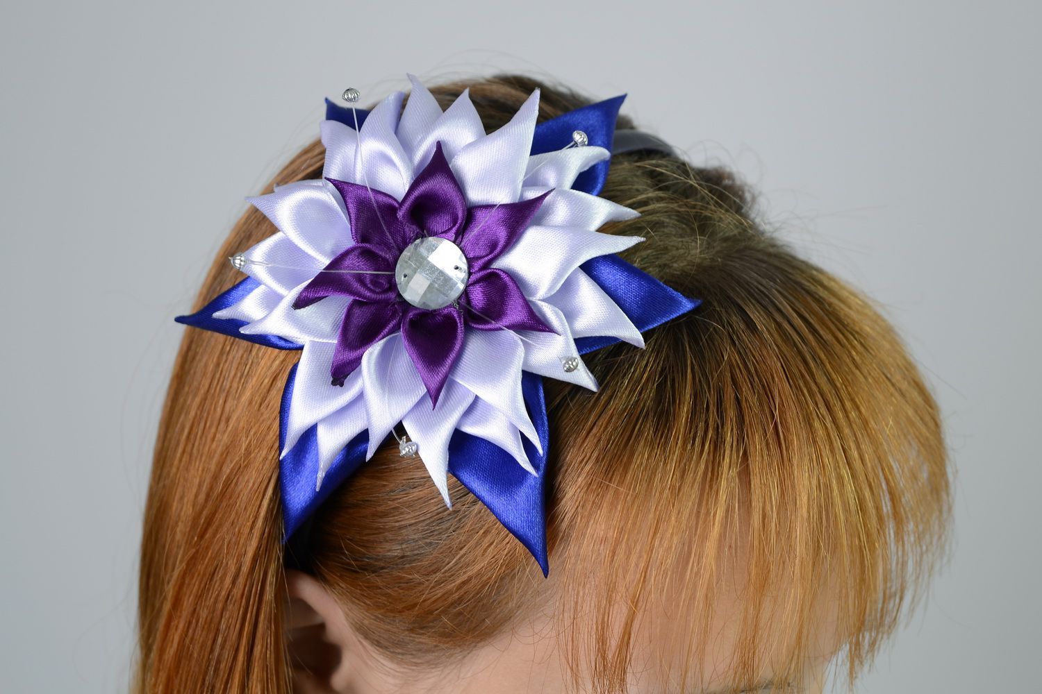 Aro de cabelo, coroa de flores na cabeça com uma flor de cetim foto 1