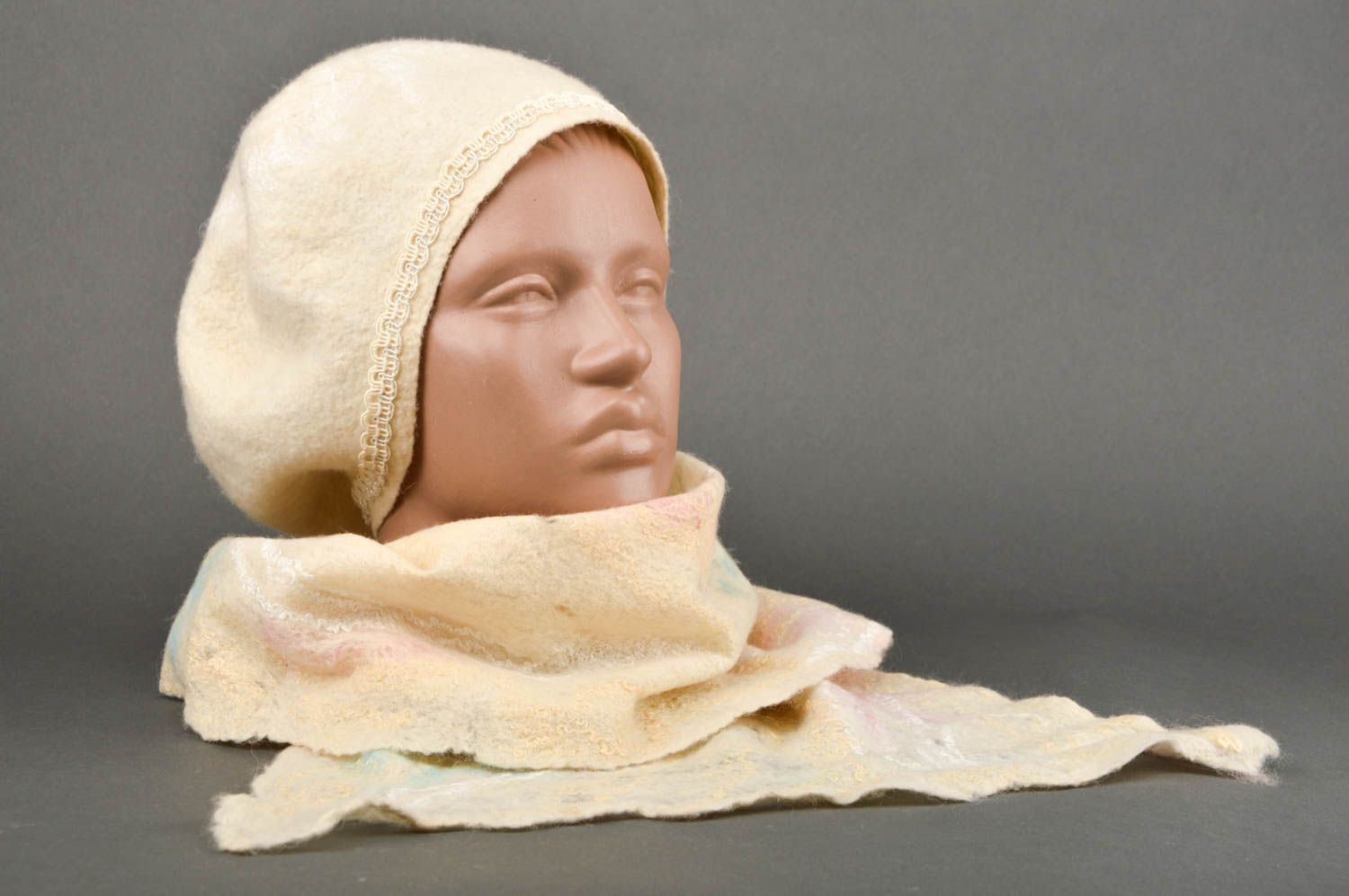 Bonnet et écharpe femme faits main blancs laine feutrée Vêtements femme photo 2