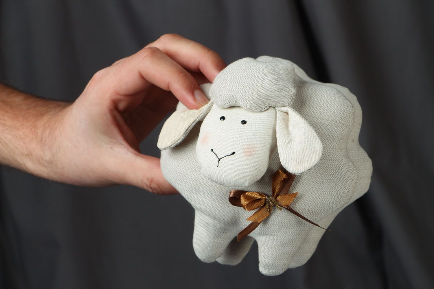 Brinquedo macio feito à mão em forma do carneiro  foto 4
