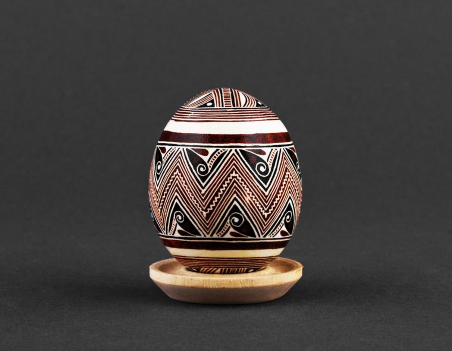 Расписное яйцо писанка на Пасху в коричневых цветах  фото 2