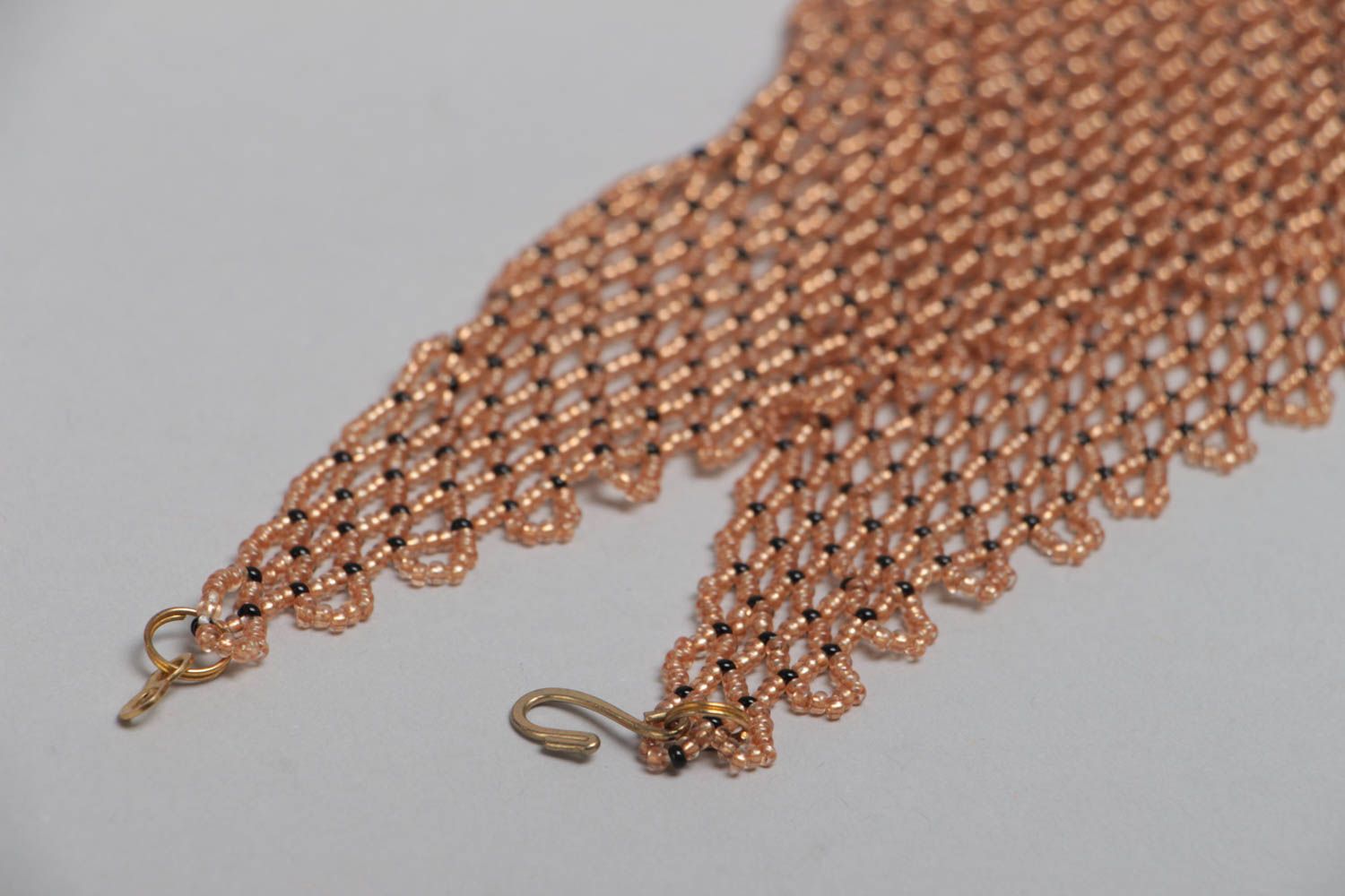 Collier en perles de rocailles fait main original en forme de fichu brun photo 4