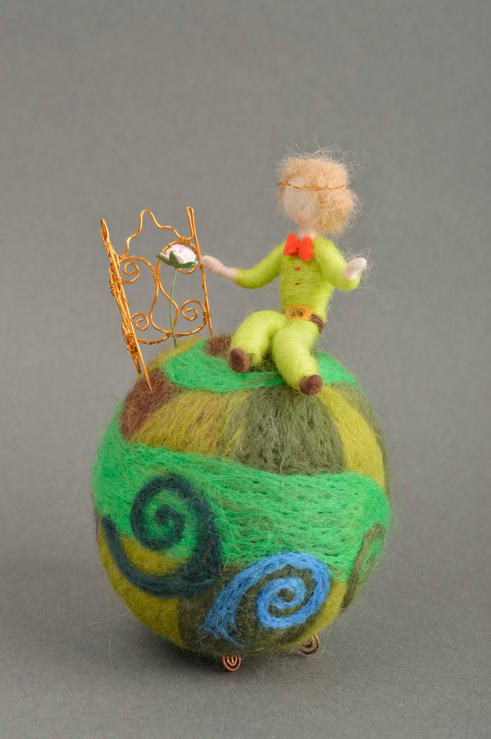 Игрушка из валяной шерсти ручной работы коллекционная фигурка декоративная кукла фото 2
