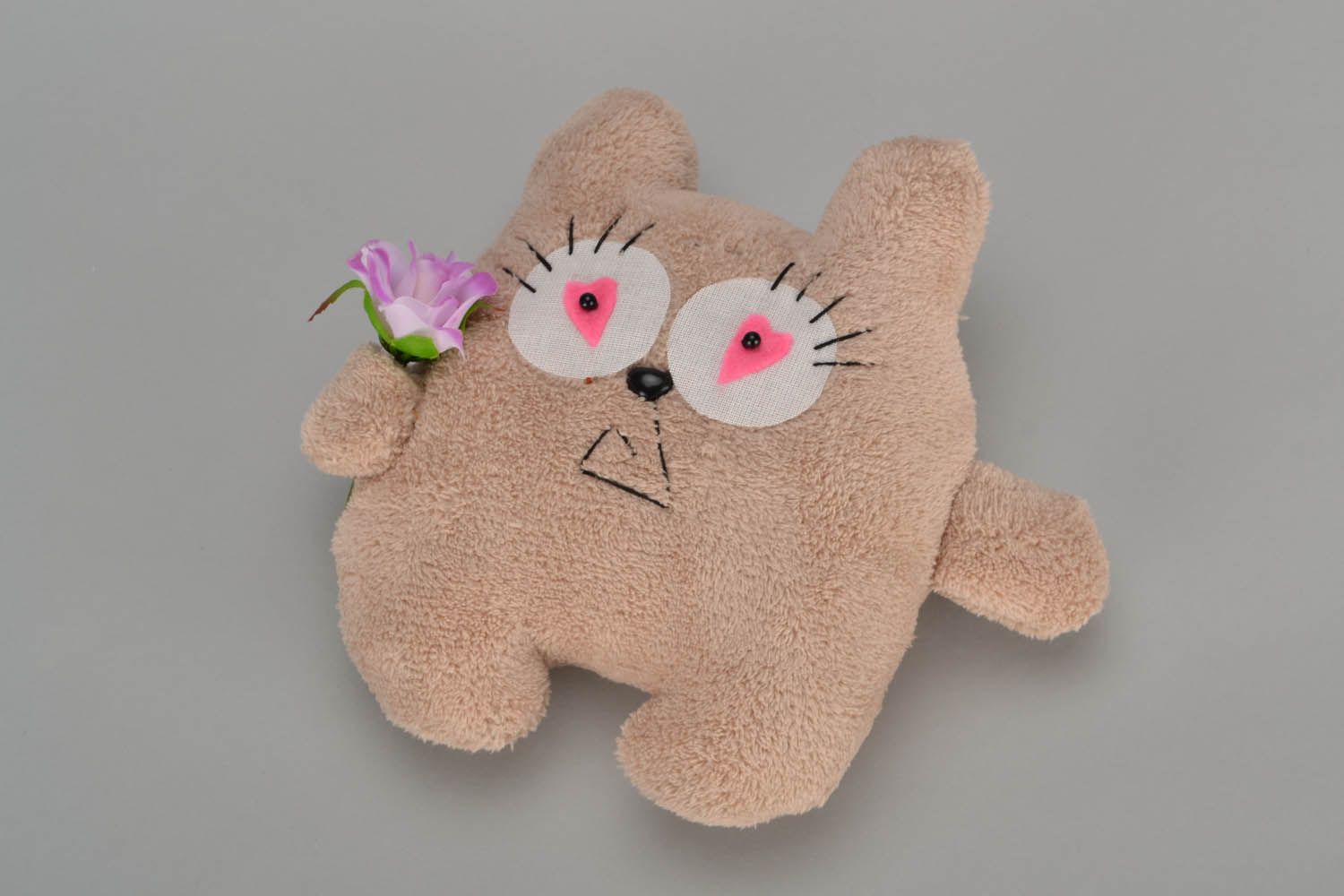 Мягкая игрушка из мохера Кот с цветком фото 3