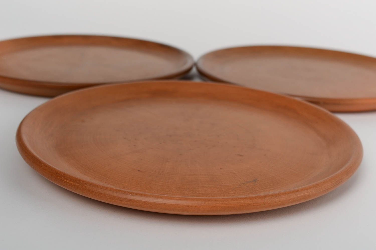 Set de 3 assiettes plates faites main en terre cuite marron pour servir plats photo 5