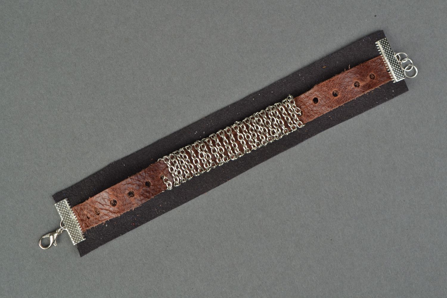 Handgemachtes Armband aus Leder und metallischen Ketten  foto 1