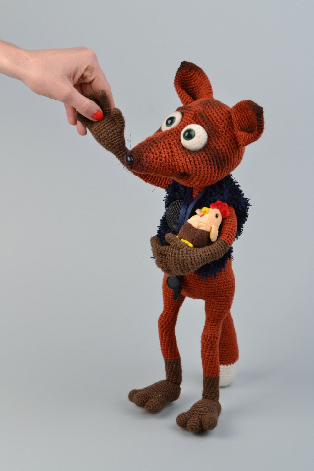 Peluche renard gardien de poulailler tricotée décorative faite main de créateur photo 2
