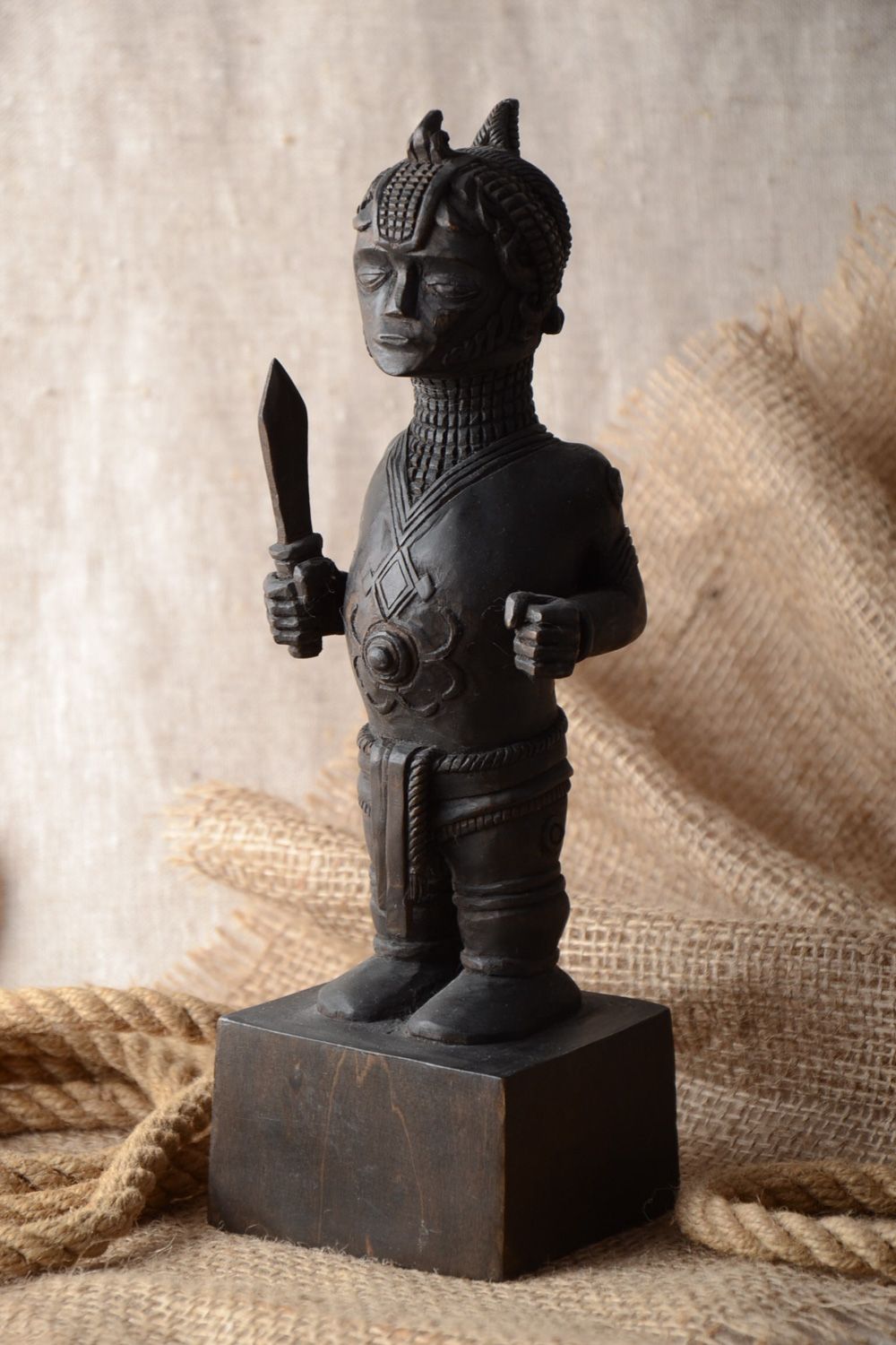 Petite figurine en bois noire teintée faite main originale de style japonais photo 1