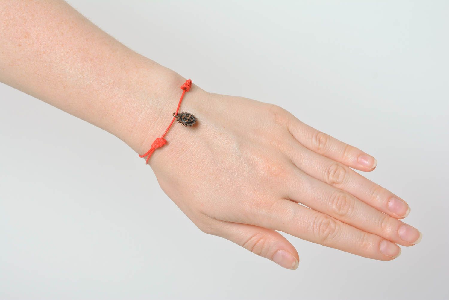 Bracelet cordon rouge Bijou fait main fin original avec soleil Cadeau femme photo 3