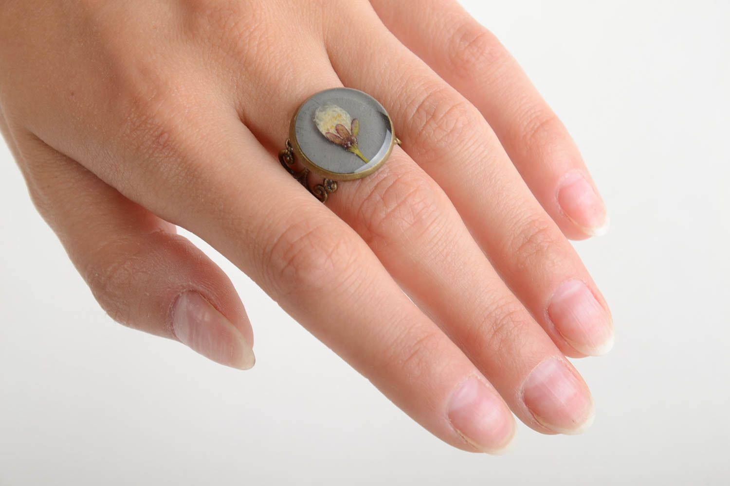 Runder weißer schöner handgemachter Ring aus Epoxidharz mit Trockenblumen foto 2