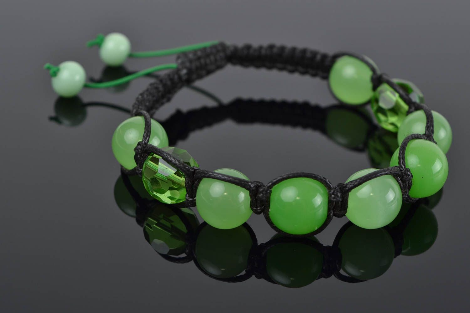 Bracelet de perles en verre tchèque vert et lacet ciré noir tressé fait main photo 2